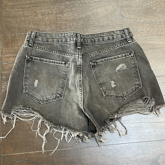 Black distressed jean shorts size 28 in great condition - Picture 2 of 3